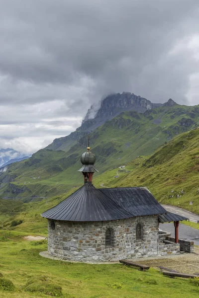Bruder Klaus Chapel Типовий Альпійський Ландшафт Швейцарських Альп Поблизу Клаузенштрасса — стокове фото
