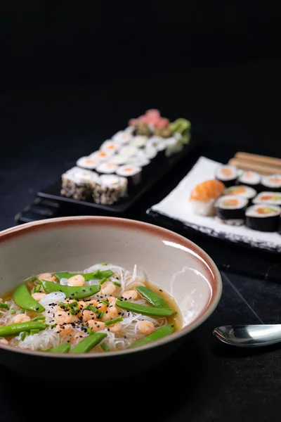 Různé Pokrmy Asijské Kuchyně Typickým Sushi — Stock fotografie