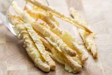 Bardakta ev yapımı peynir çubukları.