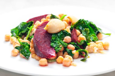 Kırmızı pancar, ıspanak ve nohut salatası.