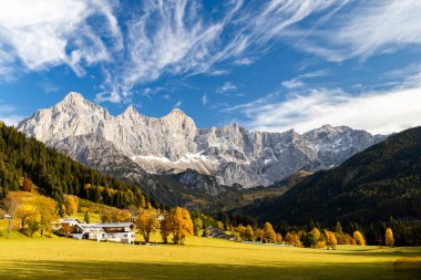 Avusturya 'da Dachstein Massif' in sonbahar manzarası