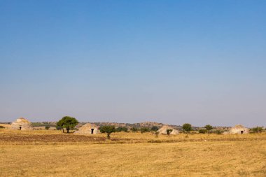 Trulli, İtalya 'nın Apulia bölgesindeki Castel del Monte yakınlarında tipik evler.