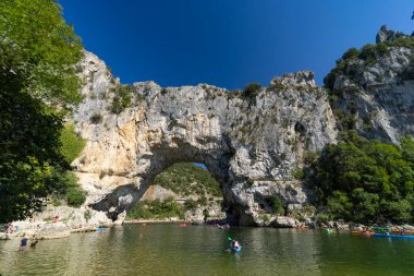 Pont d 'Arc, Ardeche nehri üzerindeki taş kemer, Auvergne-Rhone-Alpes, Fransa