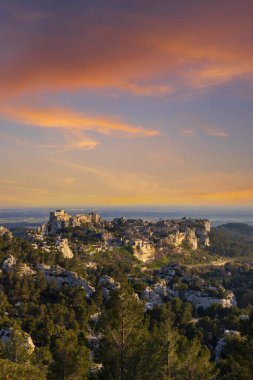 Ortaçağ şatosu ve köyü, Les Baux-de-Provence, Alpilles dağları, Provence, Fransa