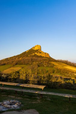 Üzüm bağı olan Solutre Kayası, Burgundy, Solutre-Pouilly, Fransa