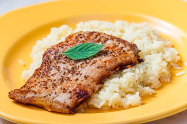 Kimyon üzerine beyaz balık, pirinç ile servis edilir.