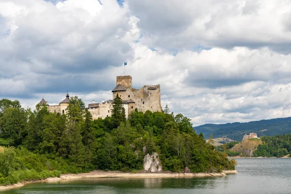 Κάστρο Niedzica Πάνω Από Λίμνη Czorsztyn Στην Pieniny Πολωνία — Φωτογραφία Αρχείου
