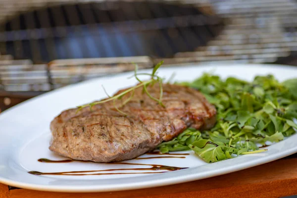 Biefstuk Met Spinazie Rucola Salade — Stockfoto