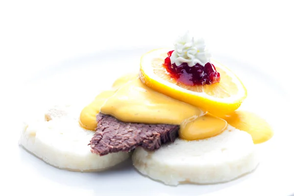 Sirloin Crème Saus Met Knoedels Geserveerd Met Citroen Cranberries Slagroom — Stockfoto