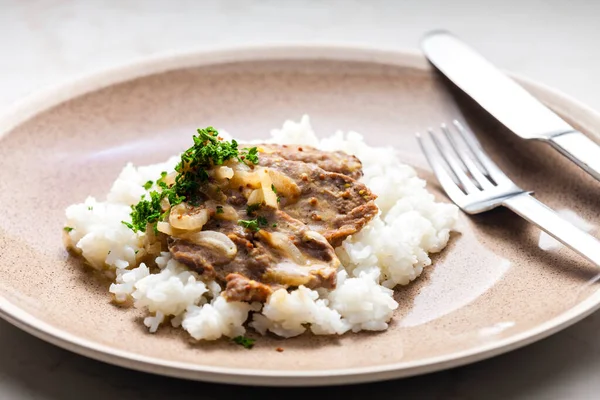 Fläskkött Med Löksås Och Ris — Stockfoto