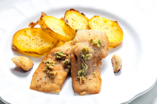 Zalmfilet Met Knoflookpesto Gebakken Aardappelen — Stockfoto