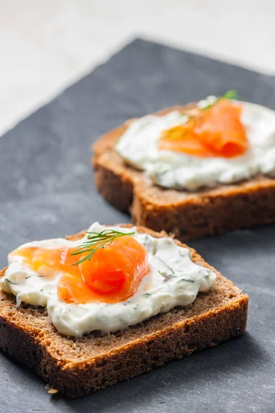 Pan Integral Con Eneldo Salmón Ahumado — Foto de Stock