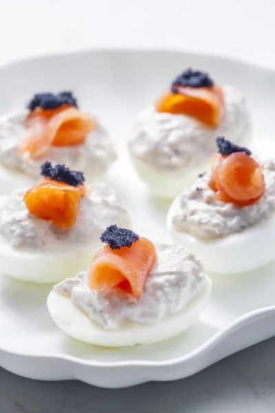 Gekookte Eieren Gevuld Met Tonijn Gerookte Zalm Zwarte Kaviaar Top — Stockfoto