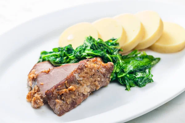 Carne Porco Com Alho Servido Com Espinafre Bolinhos Batata — Fotografia de Stock
