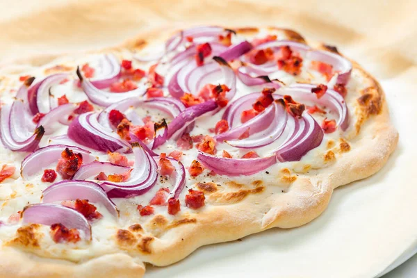 Pizza Con Cebolla Roja Tocino Crema — Foto de Stock
