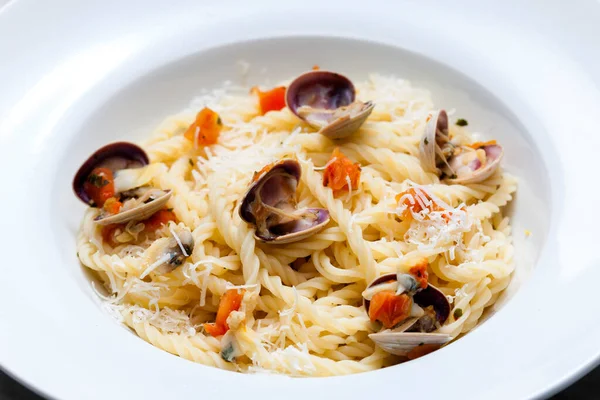 Pasta Med Musslor Och Körsbärstomater — Stockfoto