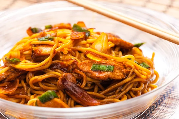 Macarrão Frito Com Carne Frango Molho Soja — Fotografia de Stock