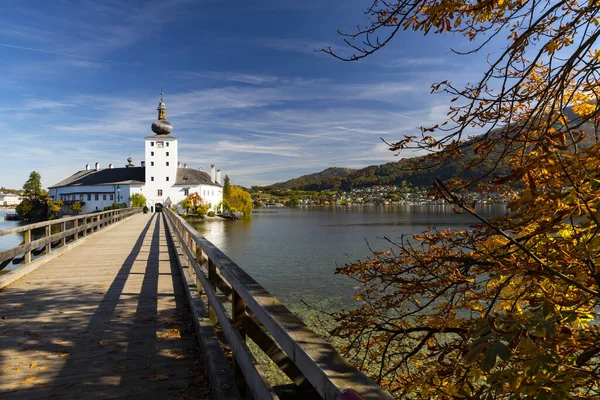 オーストリアの湖にあるガンデン城 — ストック写真