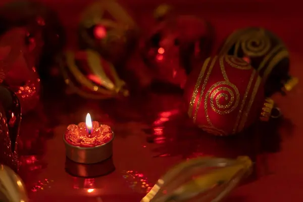 Weihnachtsstillleben Mit Roten Kugeln Und Kerze — Stockfoto