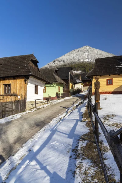Vlkolinec村 ユネスコのサイトでVelka Fatra山 スロバキア — ストック写真