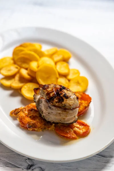 Varkenshaasje Spek Peper Met Aardappelen Tomaten — Stockfoto