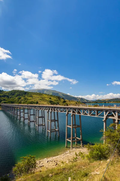 Köprü Ponte delle Stecche, Lago di Campotosto in National Park Sasso e Monti della Laga, Abruzzo bölgesi, İtalya