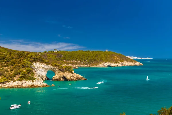 Vieste yakınlarındaki Arco di San Felice, Ulusal Park Gargano, Apulia, İtalya