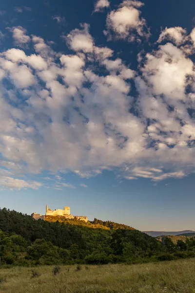 Batı Slovakya 'da Cachtice harabeleri