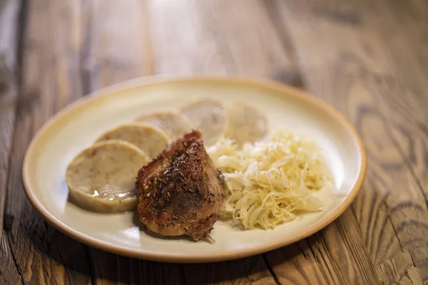 带有饺子和卷心菜的典型捷克猪肉 — 图库照片