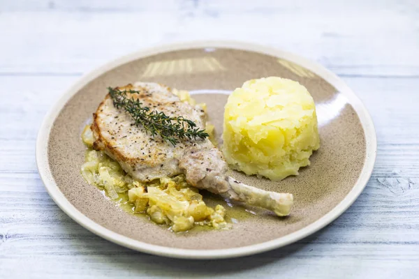 Chuleta Cerdo Con Tomillo Horno Cebolla Cremosa Con Puré Papas —  Fotos de Stock