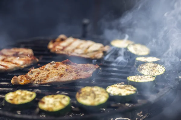 Schweinefleisch Und Zucchini Gartengrill Mit Holzkohle — Stockfoto