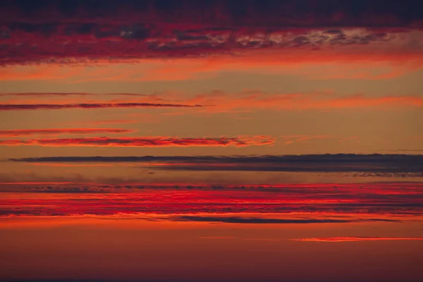 夕日の前に雲と美しい空 — ストック写真