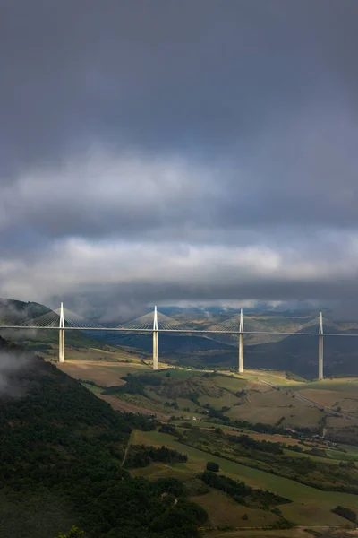 マルチスパンケーブルはフランスのエイブロン省ターン川の峡谷谷を渡ってMillau Viaductに滞在しました — ストック写真