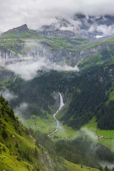 Typowy Alpejski Krajobraz Wodospadami Niemerstafelbachfall Alpy Szwajcarskie Pobliżu Klausenstrasse Spiringen — Zdjęcie stockowe
