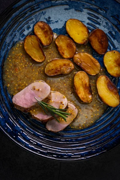 Lombo Porco Com Batatas Assadas Molho Mostarda Grosseiro Francês — Fotografia de Stock