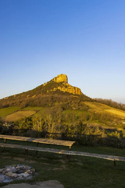 Üzüm bağı olan Solutre Kayası, Burgundy, Solutre-Pouilly, Fransa