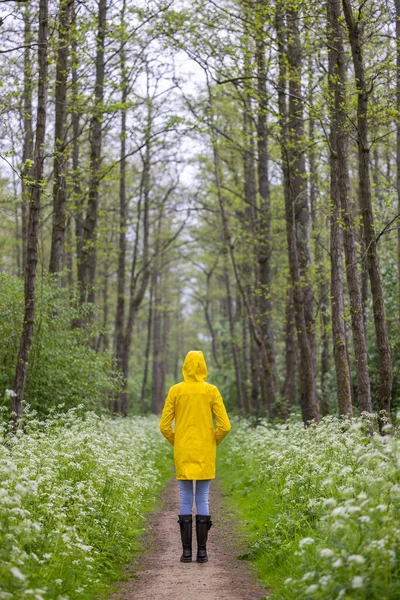 Jovem Com Capa Chuva Amarela Botas Borracha Natureza Primavera — Fotografia de Stock