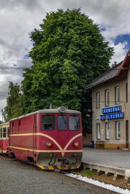 Tremesna ve Slezsku 'dan Osoblaha' ya 60 yıllık lokomotifle dar ölçü demiryolu.