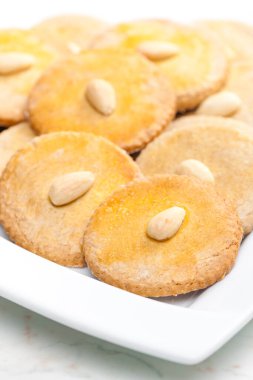 Tabakta badem buğuları var.