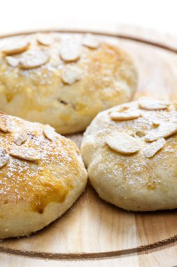 Tahtada bademli çörekler