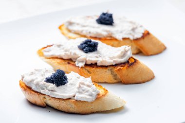 Ton balıklı kızarmış baget ve siyah havyar.