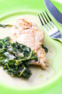 Ispanak yapraklı ve soslu tavuk göğsü.