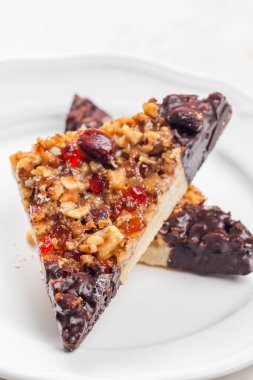 Şekerli kurabiye, fındık ve çikolata.