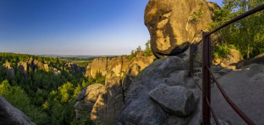 Demirci geçidi (Kovarova rokle), Doğa rezervi Broumovske steny, Doğu Bohemya, Çek Cumhuriyeti