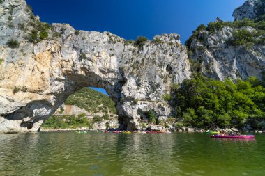 Pont d 'Arc, Ardeche nehri üzerindeki taş kemer, Auvergne-Rhone-Alpes, Fransa