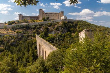 Umbria, İtalya 'da su kemerli Spoleto kalesi