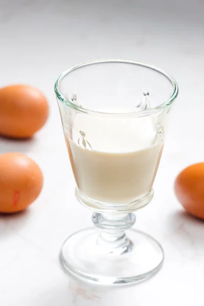 Yumurtadan Yapılmış Alkol Içeceği — Stok fotoğraf