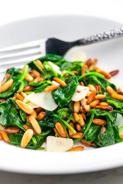 Salada Espinafre Quente Com Sementes Pinho — Fotografia de Stock