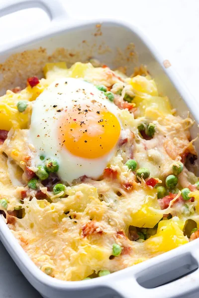 Aardappelen Gebakken Met Gerookt Vlees Groene Erwten Cheddar Kaas Geserveerd — Stockfoto