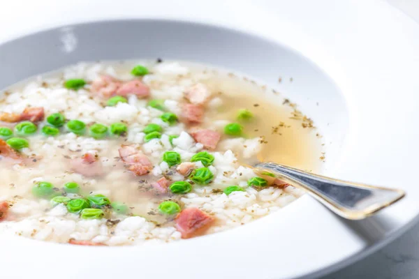 緑のエンドウ豆と米の燻製肉のスープ — ストック写真